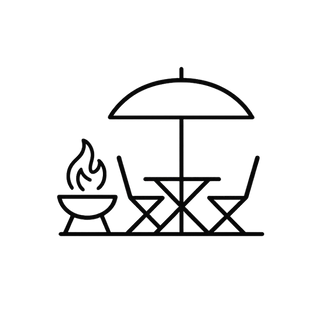 Ansicht auf Gartenstuhl und -tisch mit Lagerfeuer und Sonnenschirm als Kollektionsymbol "Garten & Grill"