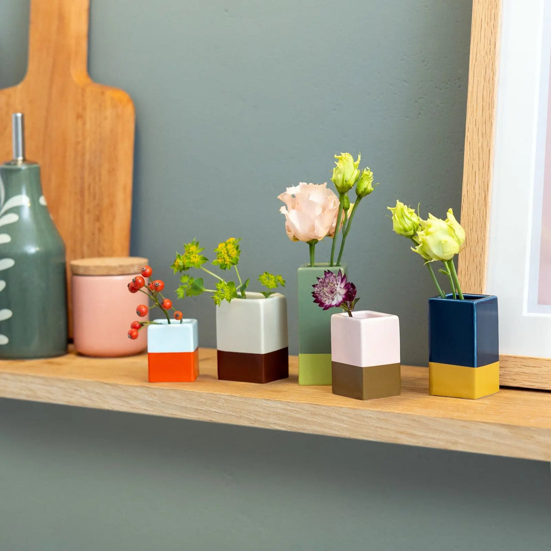 Keramik Vasen Set dekoriert - Zweifarbige Blumenvasen mit frischen Blumen auf Holzregal - Moderne Wohndeko Keramik gefertigt für Küche und Wohnzimmer