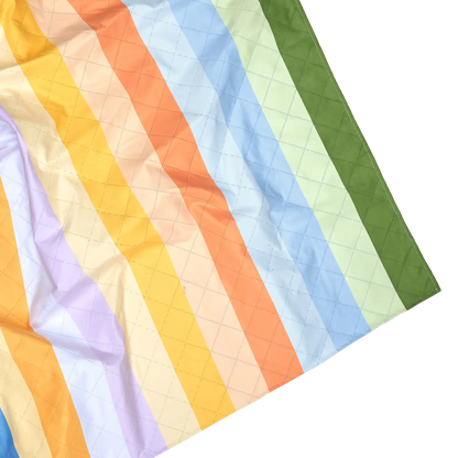 Detailansicht des gestreiften Picknicktuchs mit pastellfarbenem Streifenmuster