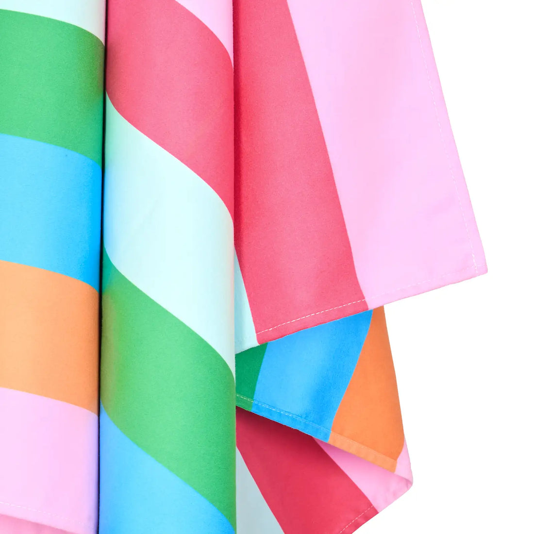 Detailansicht des gestreiften Strandtuchs in Pink, Hellrosa, Mint, Grün, Hellblau und Orange