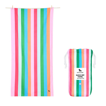 Schnelltrocknendes Strandtuch mit vertikalen Streifen in Pink, Hellrosa, Mint, Grün, Hellblau und Orange, zusammen mit passendem Transportbeutel