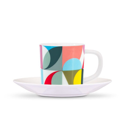 Espressotasse mit Unterteller Solena-Design – geometrische Farbfelder in Türkis, Koralle, Gelb und Pink auf weissem Fine Bone China Porzellan