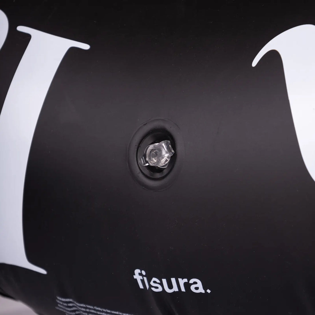 Detailaufnahme des schwarzen FISURA Schwimmrings „La Dolce Vita“ mit sichtbarem Luftventil und weissem Logo