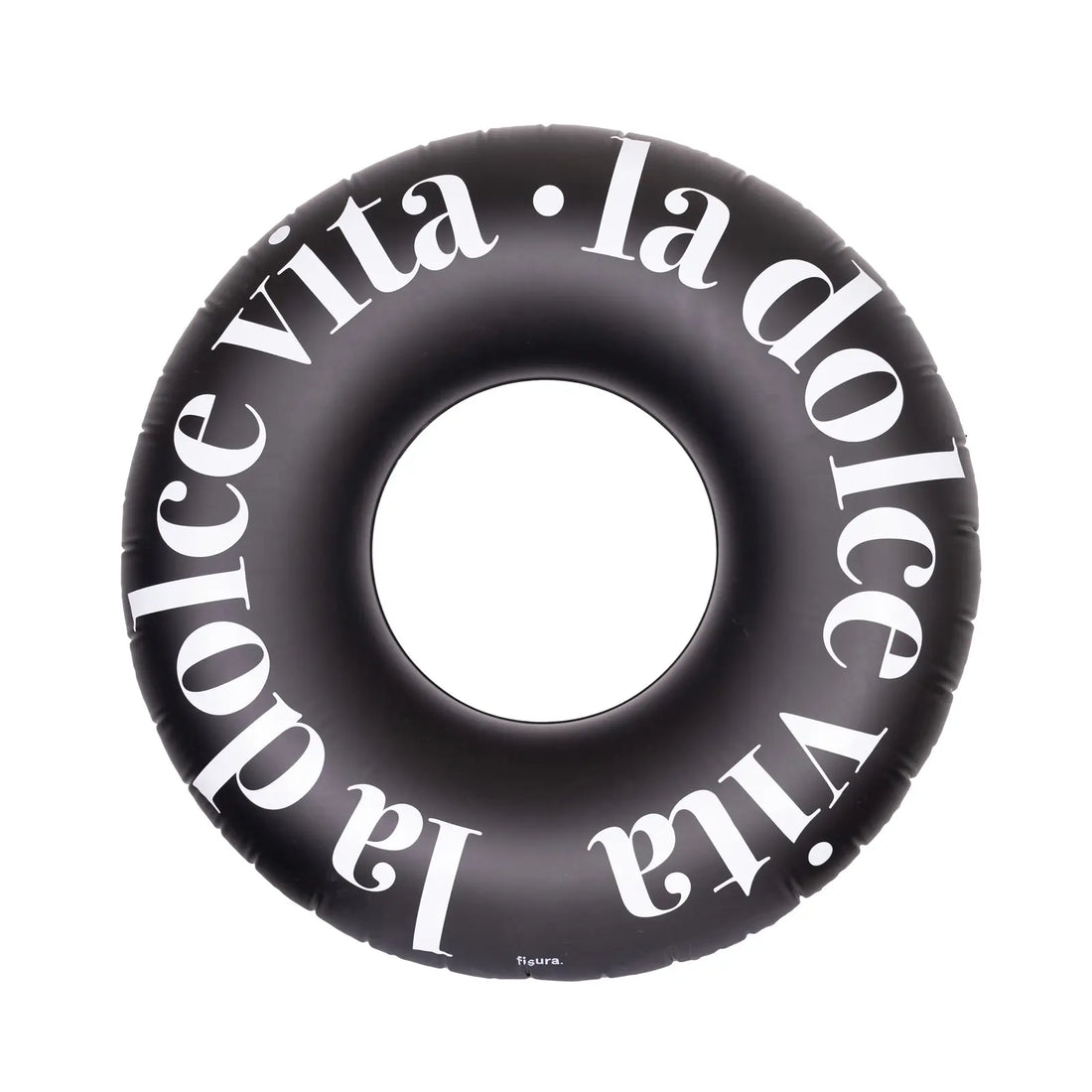 Aufblasbarer Schwimmring von FISURA in Schwarz mit weissem Schriftzug „la dolce vita“ in Frontansicht auf hellem Hintergrund