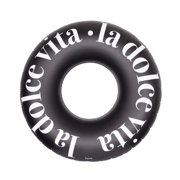 Aufblasbarer Schwimmring von FISURA in Schwarz mit weissem Schriftzug „la dolce vita“ in Frontansicht auf hellem Hintergrund