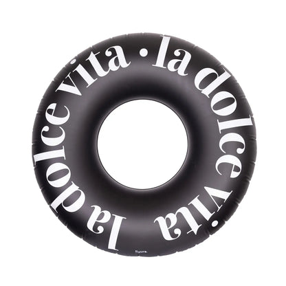Aufblasbarer Schwimmring von FISURA in Schwarz mit weissem Schriftzug „la dolce vita“ in Frontansicht auf hellem Hintergrund