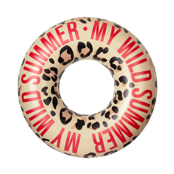 Aufblasbarer Schwimmring von FISURA in Beige mit Leopardenmuster und rotem Schriftzug „My Wild Summer“ in Frontansicht auf hellem Hintergrund