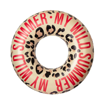 Aufblasbarer Schwimmring von FISURA in Beige mit Leopardenmuster und rotem Schriftzug „My Wild Summer“ in Frontansicht auf hellem Hintergrund