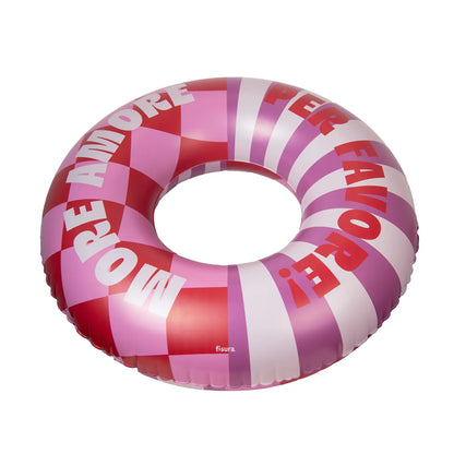 Rosa Schwimmring mit Schriftzug „More Amore Per Favore“ in schräger Ansicht auf hellem Hintergrund