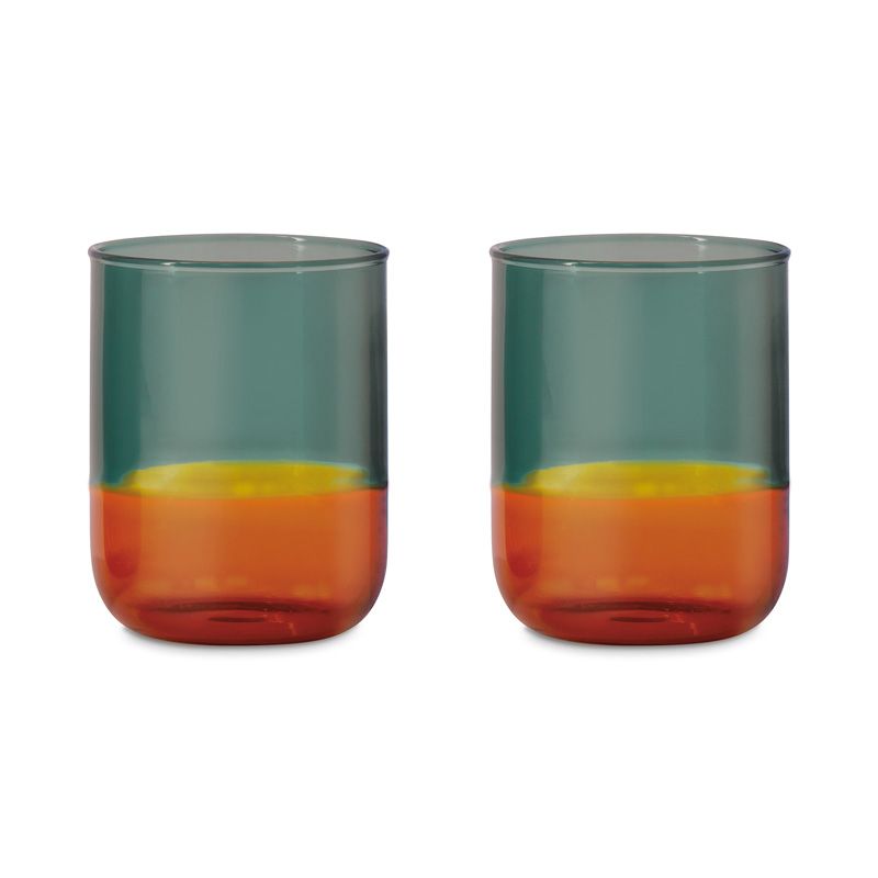 Zwei Trinkgläser im 2er Set von REMEMBER aus Borosilikatglas, mit Farbverlauf in Grün, Gelb und Amber/Orange, freigestellt vor weissem Hintergrund.