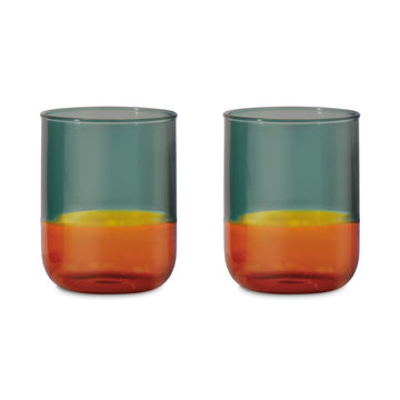 Zwei Trinkgläser im 2er Set von REMEMBER aus Borosilikatglas, mit Farbverlauf in Grün, Gelb und Amber/Orange, freigestellt vor weissem Hintergrund.