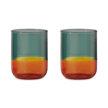 Zwei Trinkgläser im 2er Set von REMEMBER aus Borosilikatglas, mit Farbverlauf in Grün, Gelb und Amber/Orange, freigestellt vor weissem Hintergrund.