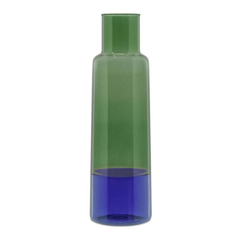 Glaskaraffe „Ocean“ von REMEMBER aus Borosilikatglas, zweifarbig grün mit blauem Boden, freigestellt vor weissem Hintergrund.