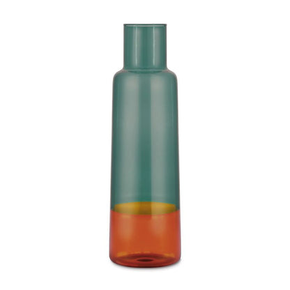 Freigestellte Glaskaraffe von REMEMBER in multicolor Optik mit grünlich-transparentem Oberteil und warm orangefarbenem Unterteil vor weissem Hintergrund.
