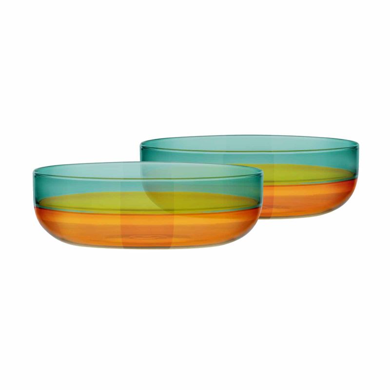 Zwei flache Glasschälchen „Amber“ im 2er-Set von REMEMBER aus Borosilikatglas, mit mehrfarbigem Farbverlauf in Türkis, Gelb und Amber, freigestellt vor weissem Hintergrund.