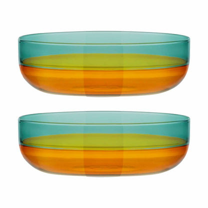 Zwei flache Glasschälchen „Amber“ aus Borosilikatglas, identische Schalen im Set mit Türkis-Gelb-Amber Farbverlauf, freigestellt vor weissem Hintergrund.