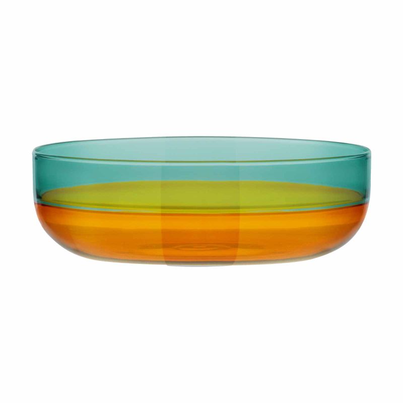 Einzelnes flaches Glasschälchen „Amber“ von REMEMBER aus Borosilikatglas mit Farbverlauf in Türkis, Gelb und Amber, freigestellt vor weissem Hintergrund.
