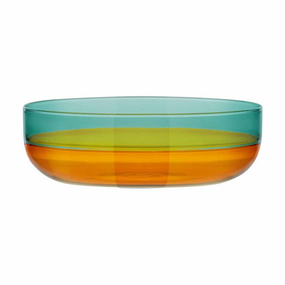 Einzelnes flaches Glasschälchen „Amber“ von REMEMBER aus Borosilikatglas mit Farbverlauf in Türkis, Gelb und Amber, freigestellt vor weissem Hintergrund.