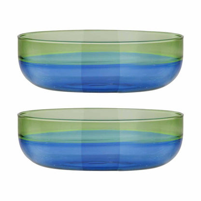 Zwei identische, flache Glasschälchen „Ocean“ aus Borosilikatglas im Set, grün oben und blau unten, freigestellt vor weissem Hintergrund.