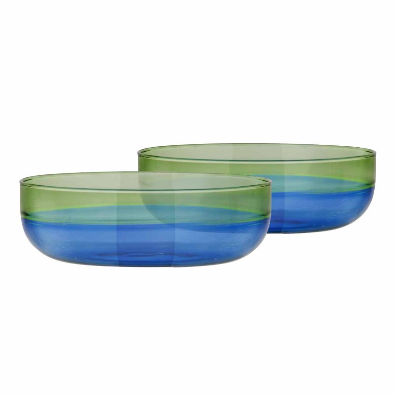 Zwei flache Glasschälchen „Ocean“ im 2er-Set von REMEMBER aus Borosilikatglas, mit Farbverlauf in Grün und Blau, freigestellt vor weissem Hintergrund.