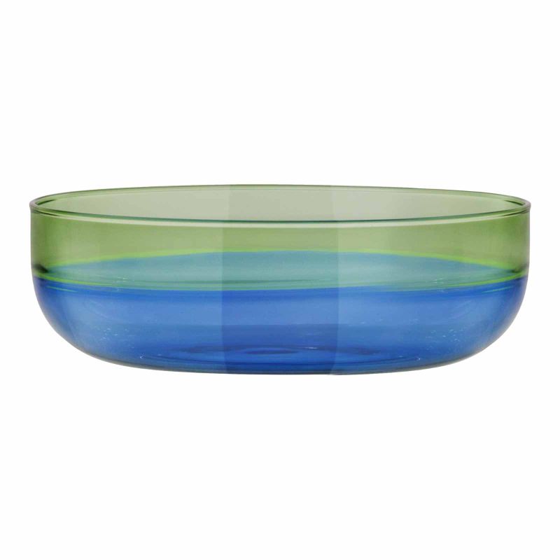 Einzelnes flaches Glasschälchen „Ocean“ von REMEMBER aus Borosilikatglas mit grünem Randbereich und blauem Boden, freigestellt vor weissem Hintergrund.