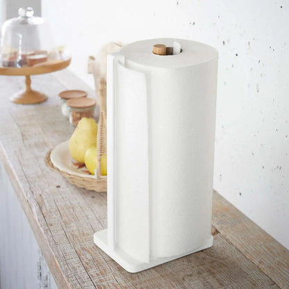 Küchenrollenhalter von Yamazaki in Weiss mit Holzstab, Küchenrolle sitzt stabil im Halter und wird über den seitlichen Bügel geführt.