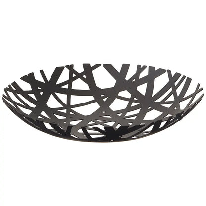 Schwarzer Obstkorb mit Nest-Design aus Metall mit offenem, modernem Design als Freisteller.
