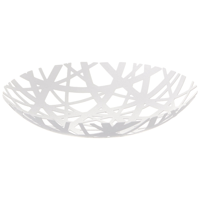 Weisser Obstkorb mit Nest-Design aus Metall mit offenem, modernem Design als Freisteller.
