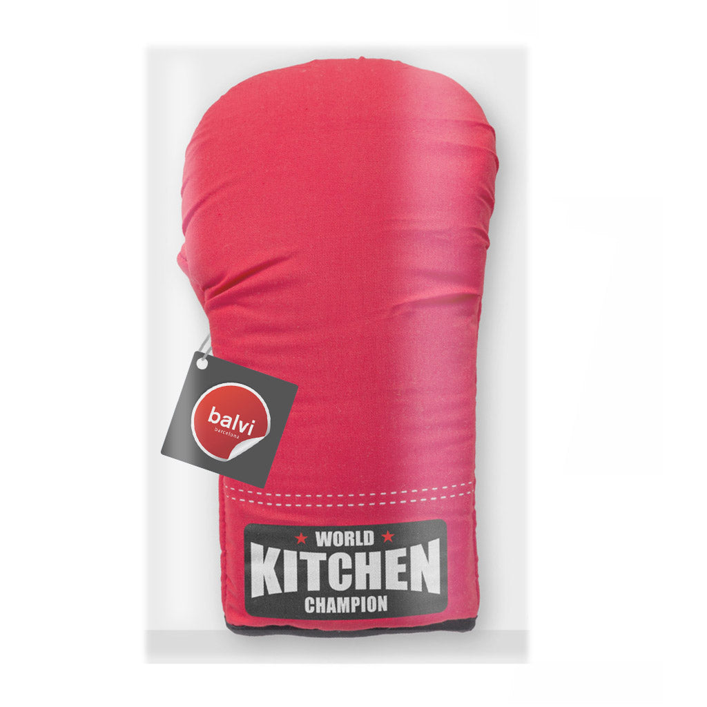 Roter Ofenhandschuh aus Baumwolle in gerader Rückansicht. Seitlich hängt ein Balvi-Etikett, unten ist das schwarze Label „World Kitchen Champion“ sichtbar.