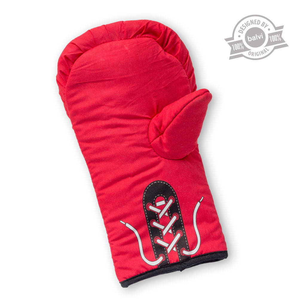 Roter Ofenhandschuh aus Baumwolle in Boxhandschuh-Optik, schräg von vorn gezeigt. Unten ist ein schwarzes Schnürmotiv zu sehen.