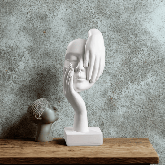 Weiße Design Skulptur als stilvolle Tisch- oder Regaldekoration