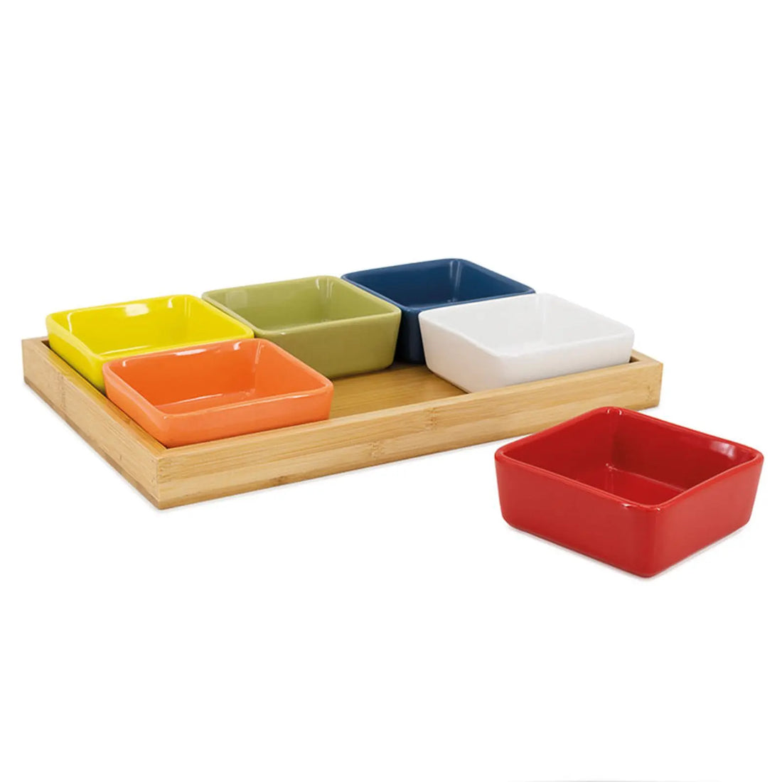 Sechs quadratische Porzellanschalen in bunten Farben (Gelb, Orange, Grün, Blau, Weiss, Rot) auf Holztablett; eine rote Schale steht separat vor weissem Hintergrund.