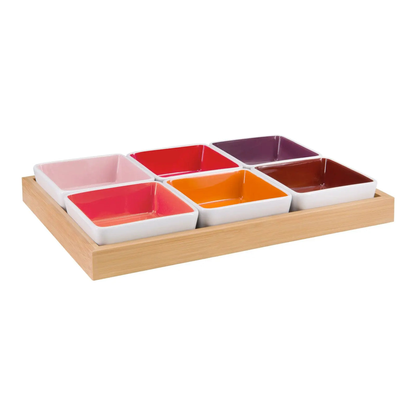 Sechs quadratische Porzellanschalen mit weissem Rand und warmen Innenfarben (Rosé, Rot, Orange, Beere, Braun) auf Holztablett vor weissem Hintergrund.
