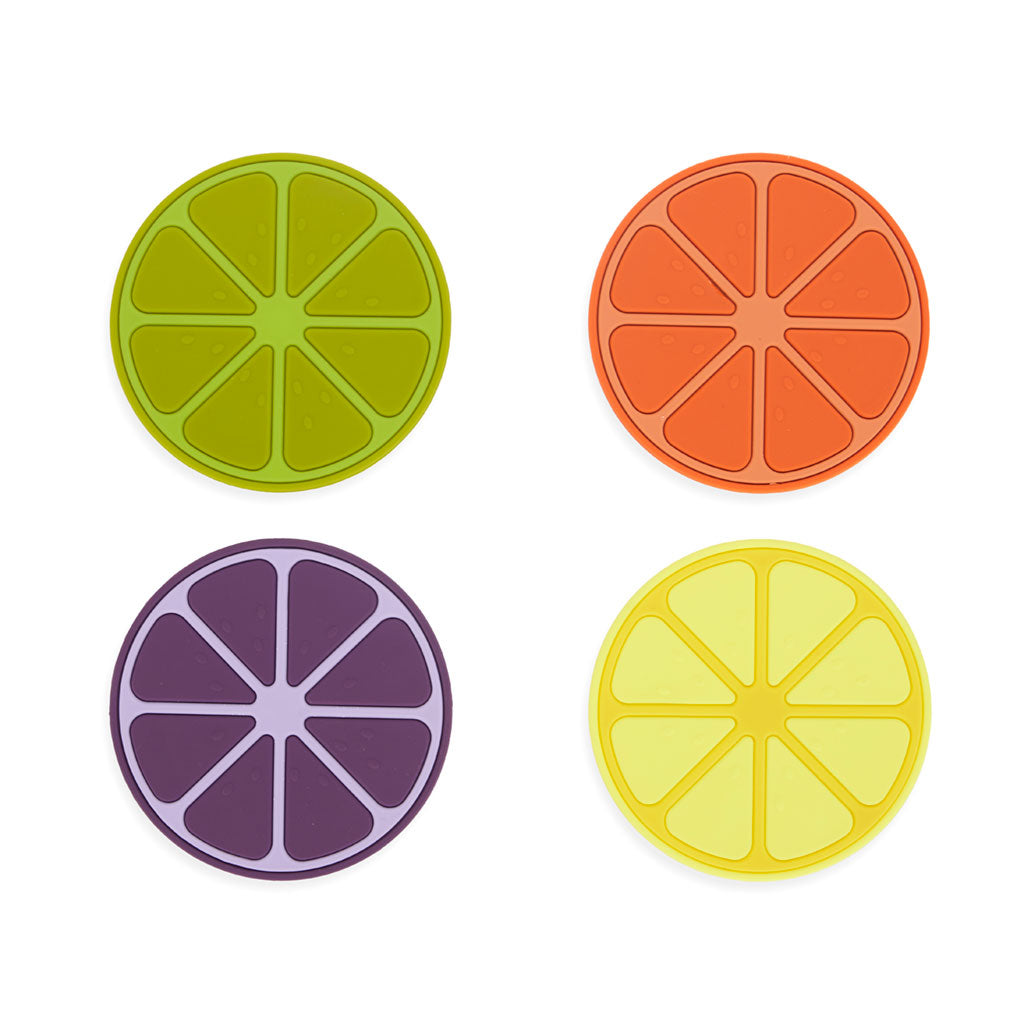 Vier runde Untersetzer aus Silikon sind von oben angeordnet zu sehen. Sie haben die Farben Grün, Orange, Lila und Gelb und sind wie stilisierte Fruchtscheiben gestaltet.