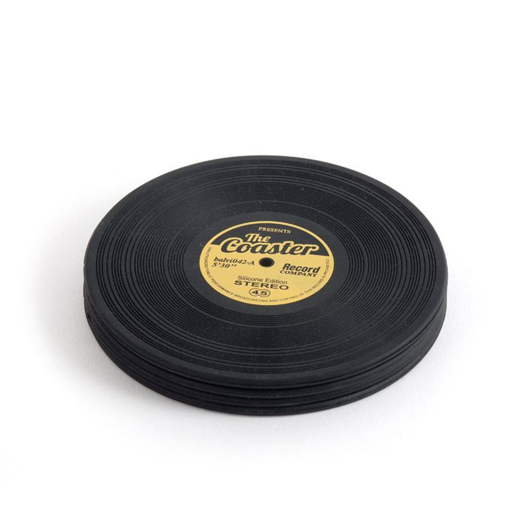 Mehrere schwarze Untersetzer aus Silikon im Schallplatten-Design, übereinandergestapelt und schräg von der Seite gezeigt. Oben ist das gelbe Mittenlabel sichtbar.