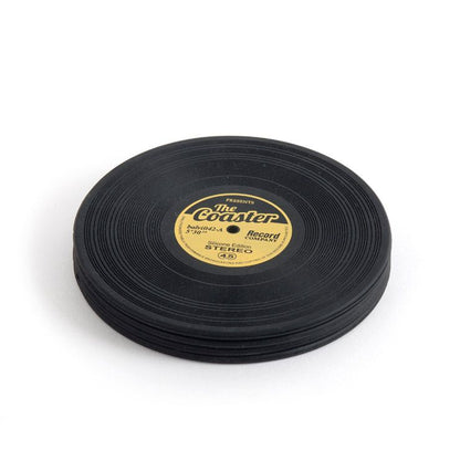 Mehrere schwarze Untersetzer aus Silikon im Schallplatten-Design, übereinandergestapelt und schräg von der Seite gezeigt. Oben ist das gelbe Mittenlabel sichtbar.
