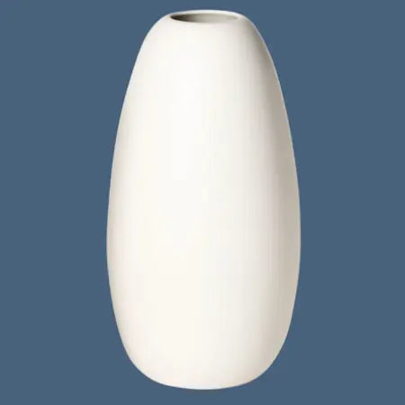 Konische Porzellanvase „Iapetus - uni“, seidenmatt weiss glasiert, freigestellt vor roséfarbenem Hintergrund.