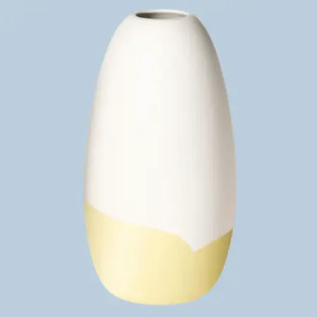 Konische Porzellanvase „Iapetus - hellgelb“, seidenmatt weiss glasiert mit hellgelbem Akzent am unteren Bereich, freigestellt vor hellblauem Hintergrund.