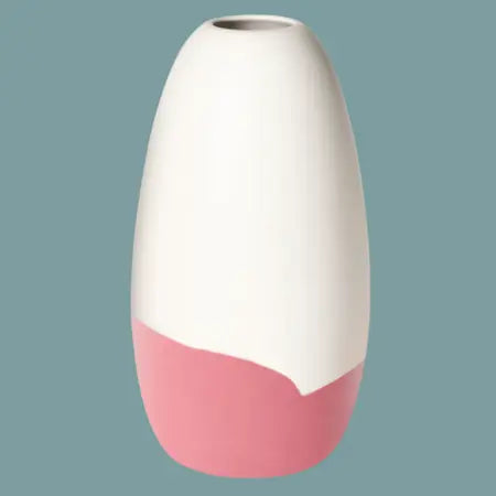Konische Porzellanvase „Iapetus - rot“, seidenmatt weiss glasiert mit rotem Akzent am unteren Bereich, freigestellt vor pastel blauem Hintergrund.