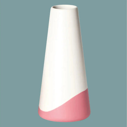 Handgefertigte Porzellanvase „Neptun“ in Weiss mit rotfarbenem Farbschwung am Fuss, freigestellt vor petrolfarbenem Hintergrund.