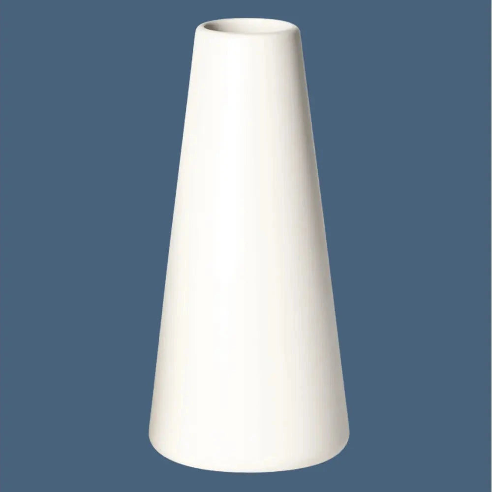 Schlanke Porzellanvase „Neptun“ in seidenmattem Weiss ohne Farbsockel, freigestellt vor dunkelblauem Hintergrund.