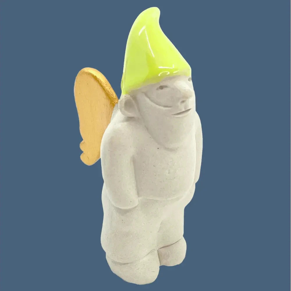 Zwengel Berthu mit gold-orangen Flügel und hellgrüner Mütze, freigestellt vor blauem Hintergrund.
