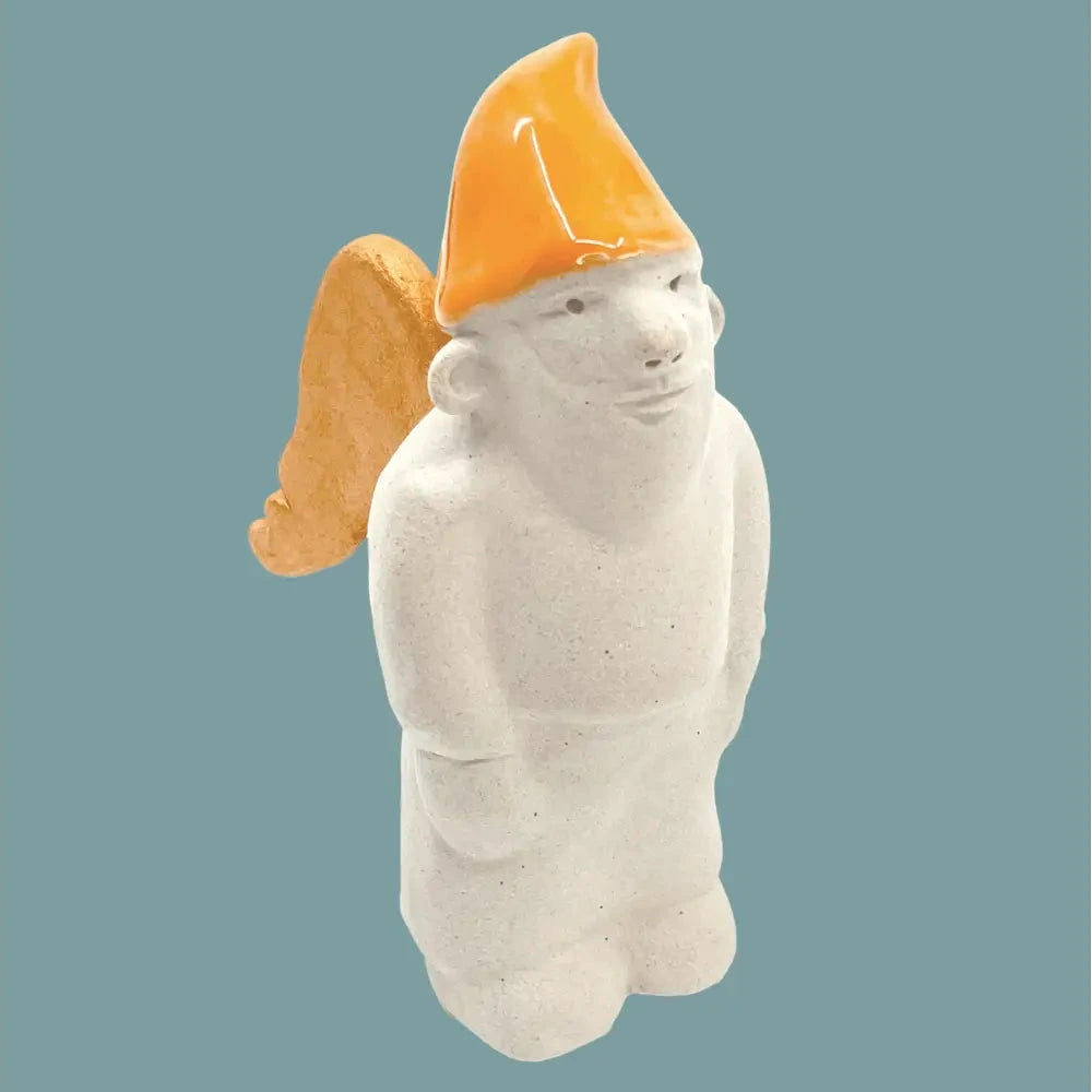 Zwengel Berthu mit gold-orangen Flügel und oranger Mütze, freigestellt vor pastellblauem Hintergrund.