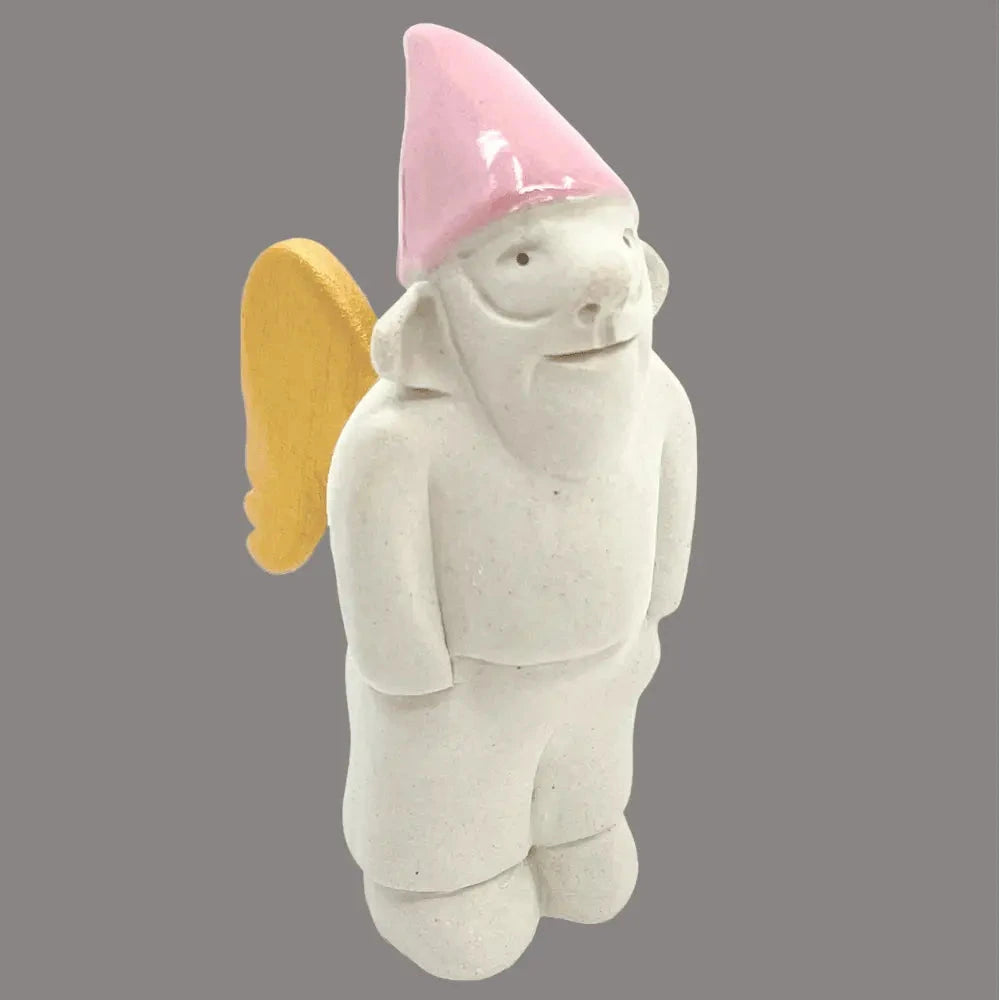 Zwengel Berthu mit gold-orangen Flügel und pinker Mütze, freigestellt vor braunem Hintergrund.