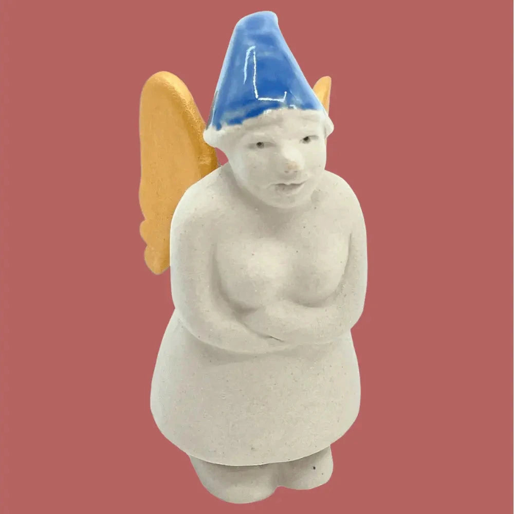 Zwengel Emma mit gold-orangen Flügel und blauer Mütze, freigestellt vor rotem Hintergrund.