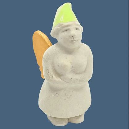 Zwengel Emma mit gold-orangen Flügel und türkiser Mütze, freigestellt vor hellrotem Hintergrund.