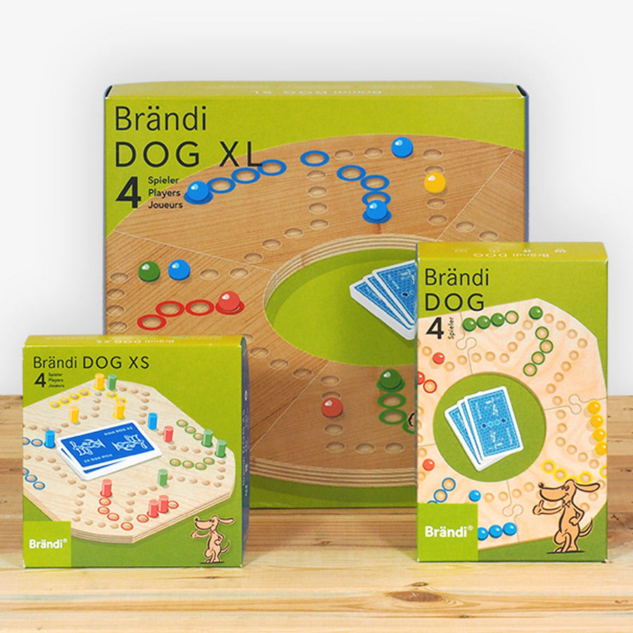 Brändi Dog 4er-Größenvergleich Verpackungen - Brettspiel XS (Ø 340mm), Standard 4er (Ø 312mm) und XL (Ø 640mm) - Schweizer Gesellschaftsspiel in 3 Größen Swiss Made