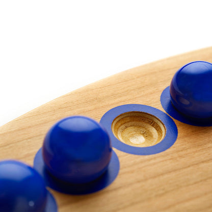 Brändi Dog XL Spielbrett Detail - Nahaufnahme Holz Spielfeld mit blauen Murmeln und Vertiefungen - Premium Qualität Swiss Made Brettspiel