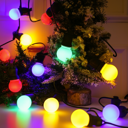 Mini-Weihnachtsbaum mit mehrfarbiger Lichterkette – Festliche LED-Beleuchtung