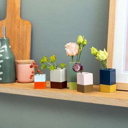 Keramik Vasen Set dekoriert - Zweifarbige Blumenvasen mit frischen Blumen auf Holzregal - Moderne Wohndeko Keramik gefertigt für Küche und Wohnzimmer
